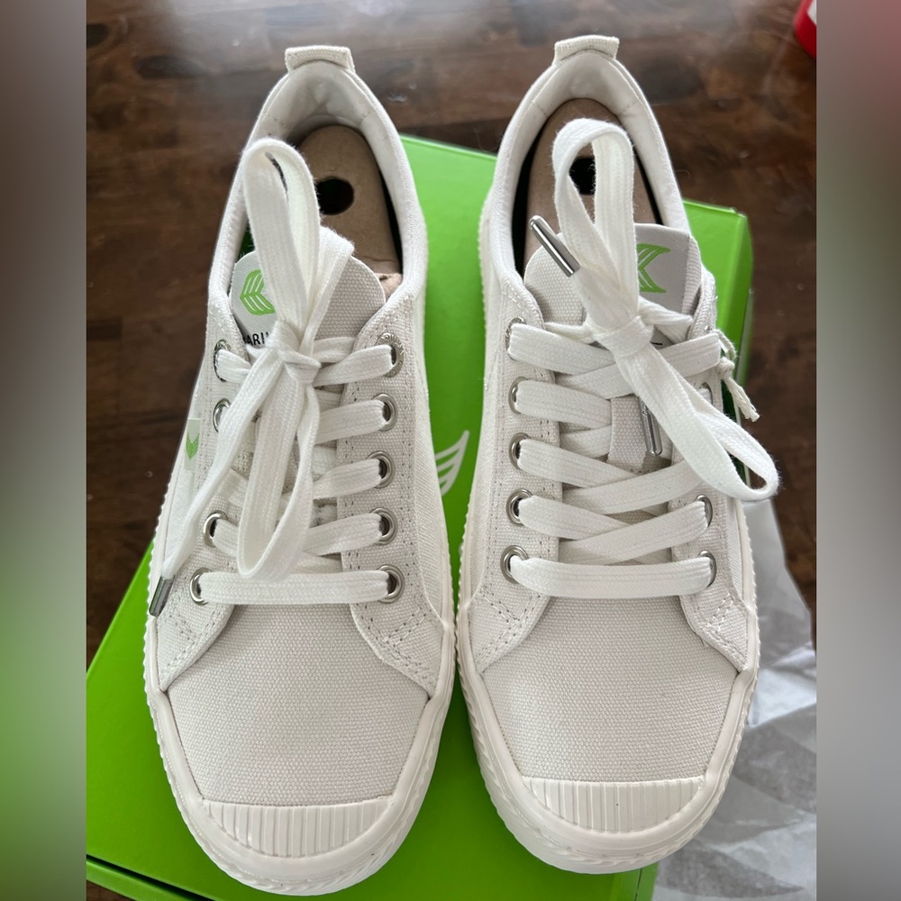 Cariuma OCA low off-white canvas sneaker